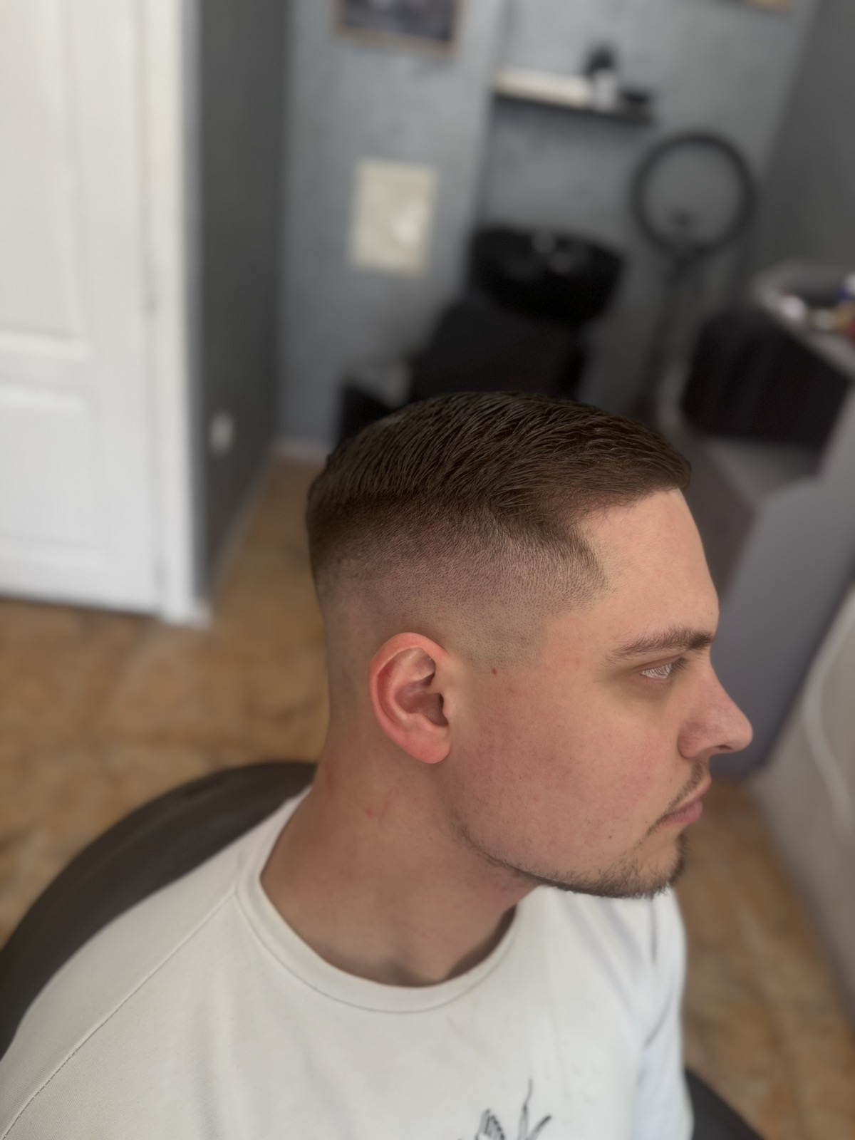 Skin fade с side part